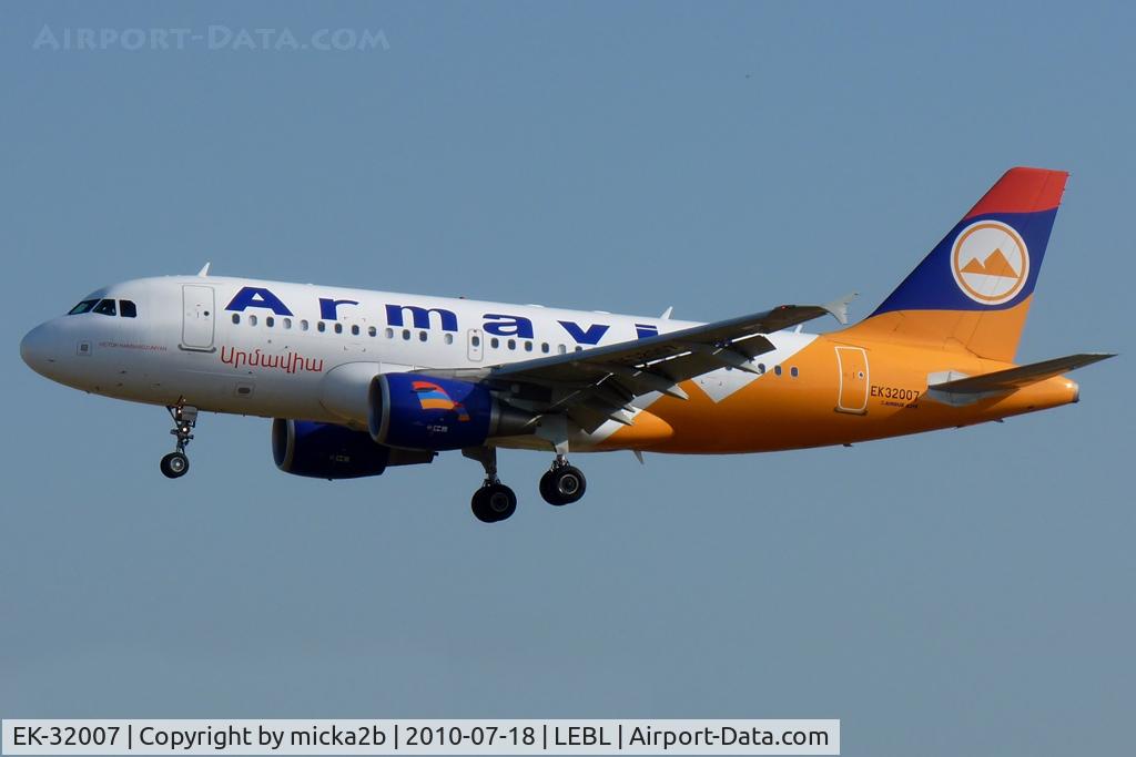 EK-32007, 2009 Airbus A319-111 C/N 3834, Landing