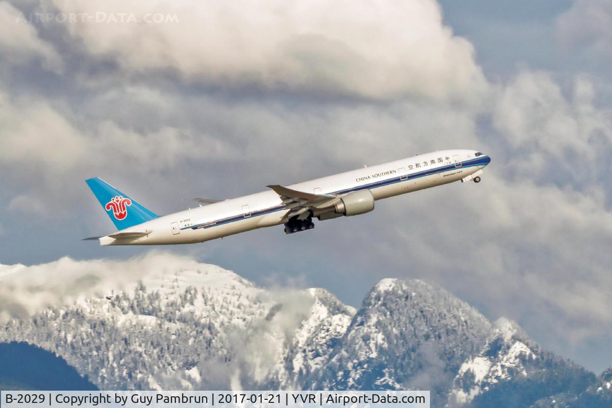 B-2029, 2015 Boeing 777-31B/ER C/N 43224, Departing