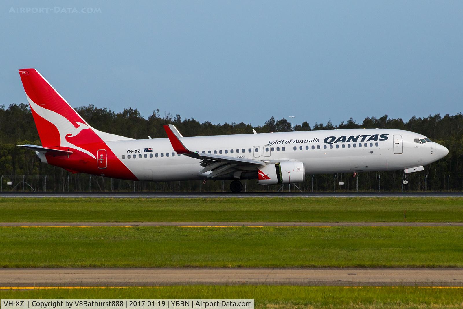 VH-XZI, 2013 Boeing 737-838 C/N 39364, Reversers active