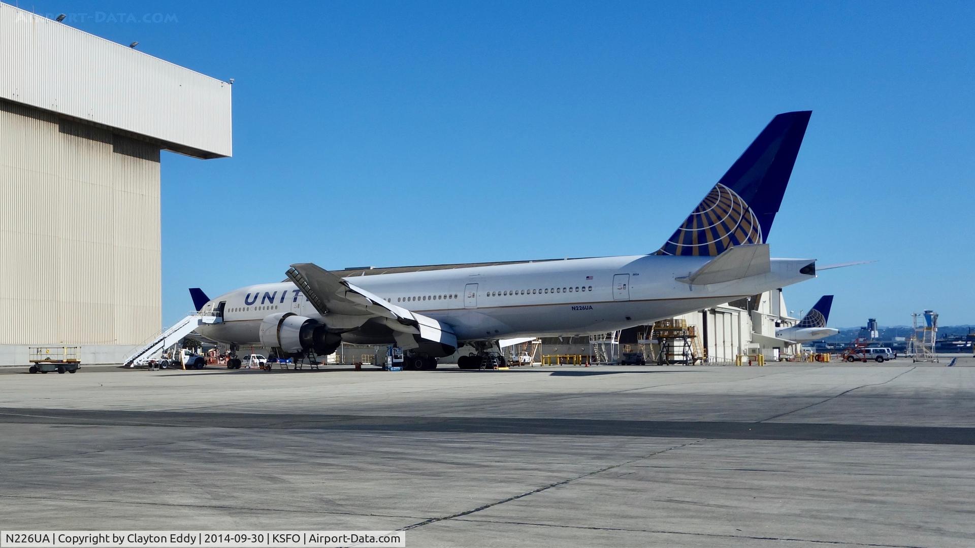 N226UA, 2002 Boeing 777-222 C/N 30226, SFO 2014