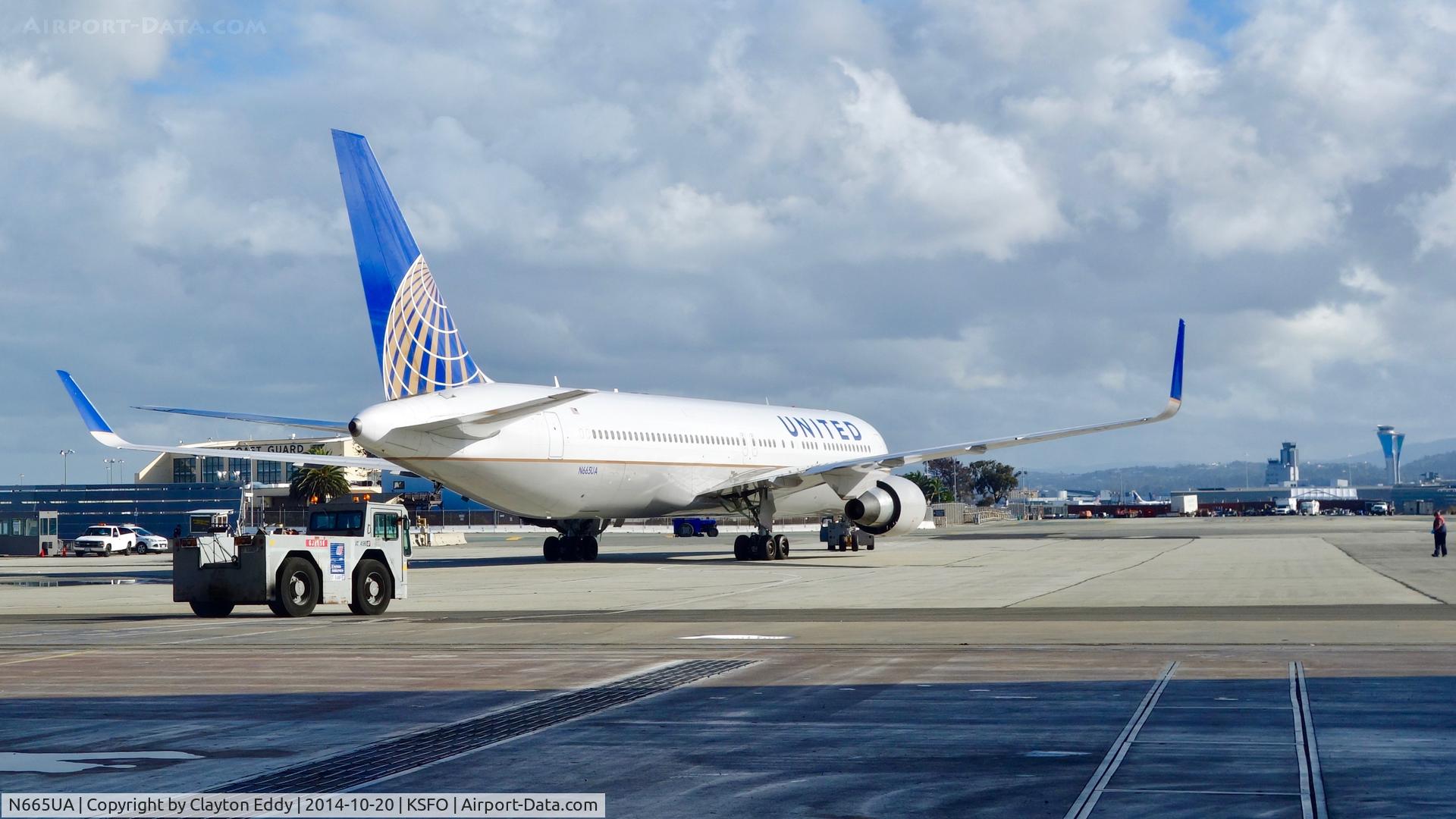 N665UA, 1998 Boeing 767-322 C/N 29237, SFO 2014