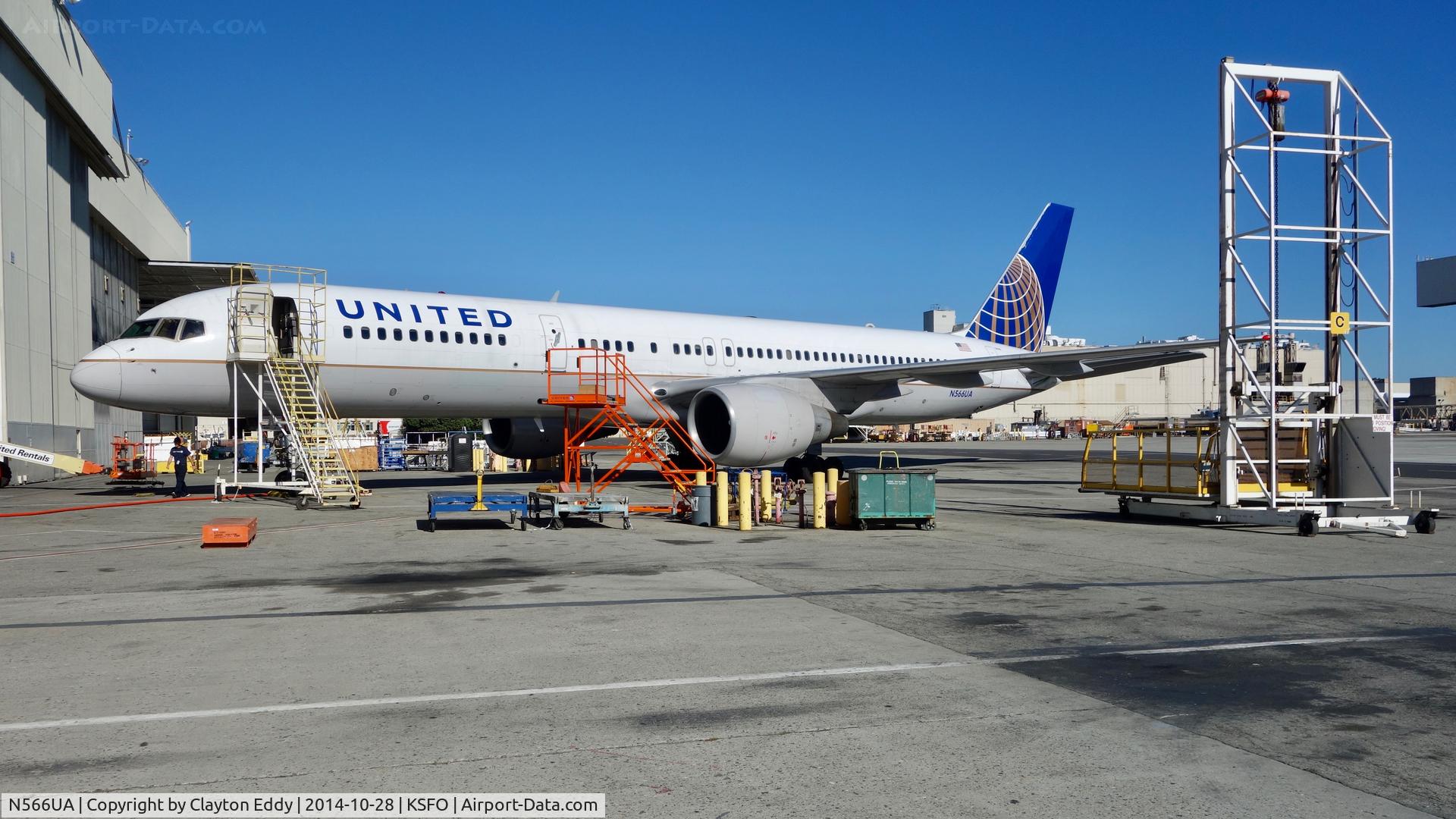 N566UA, 1992 Boeing 757-222 C/N 26670, SFO 2014