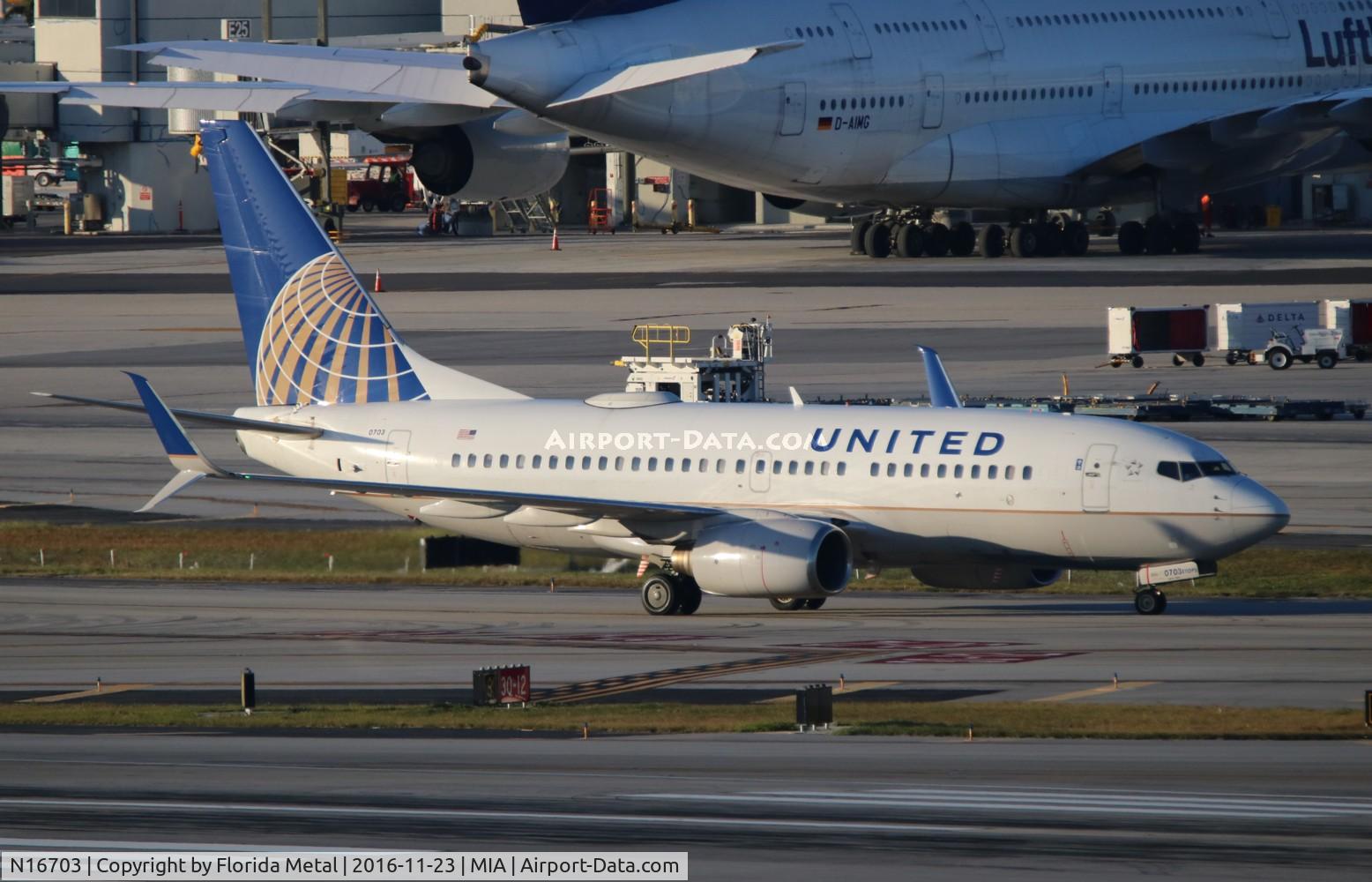 N16703, 1998 Boeing 737-724 C/N 28764, United