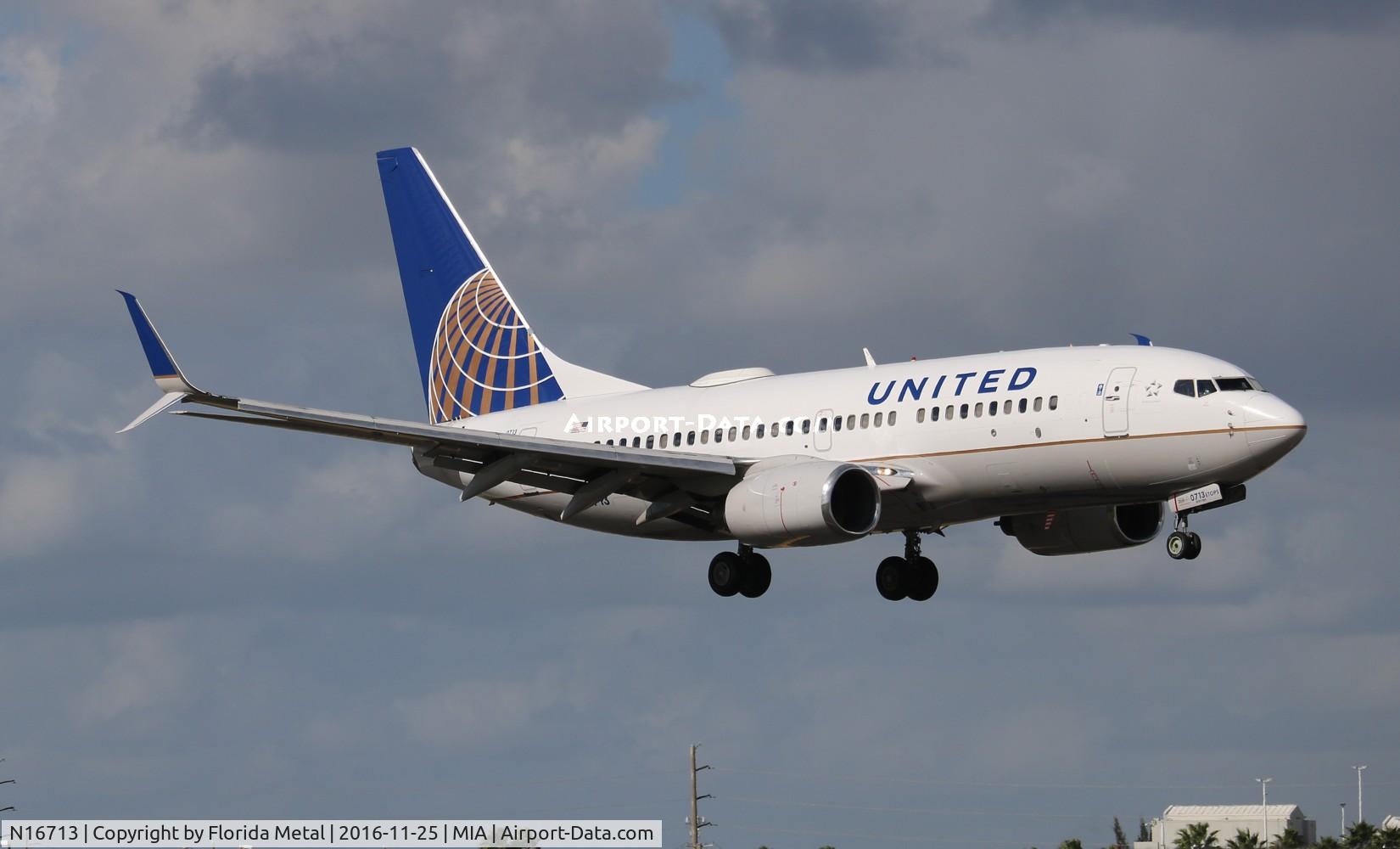 N16713, 1998 Boeing 737-724 C/N 28784, United