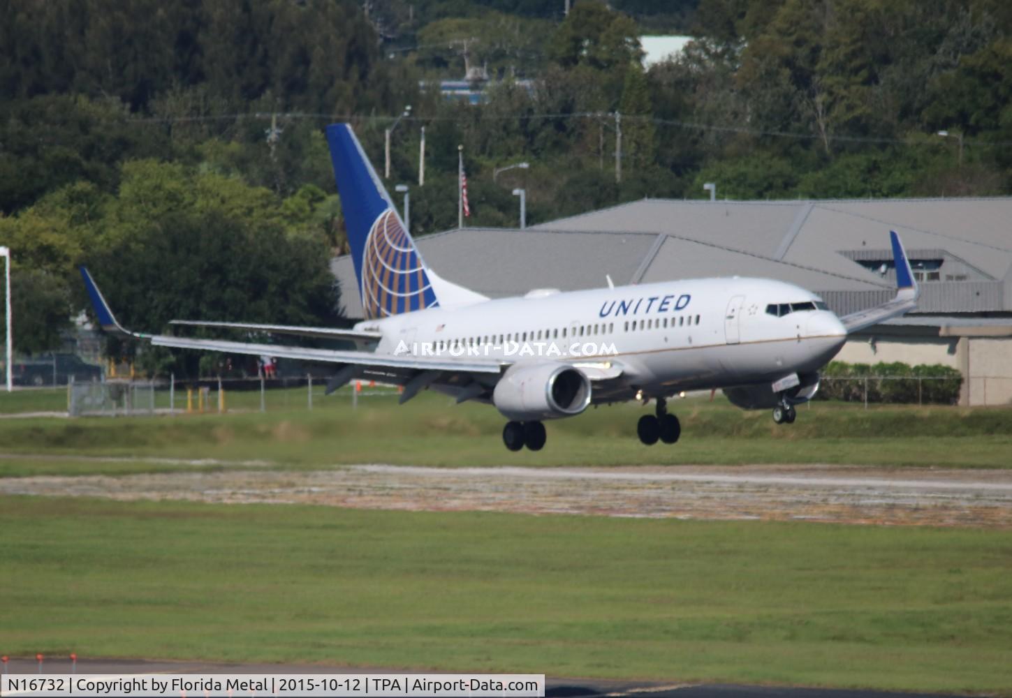 N16732, 1999 Boeing 737-724 C/N 28948, United