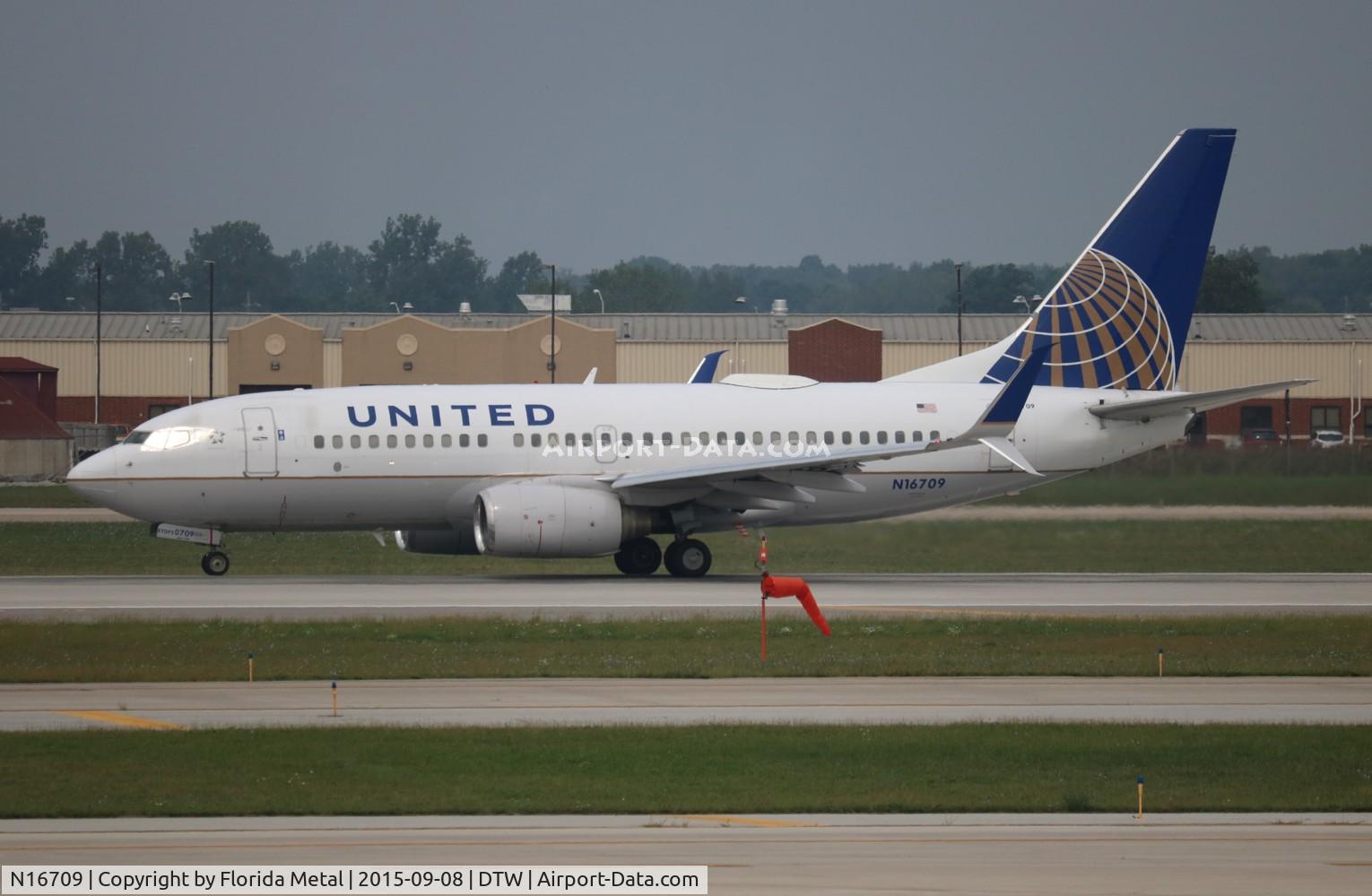 N16709, 1998 Boeing 737-724 C/N 28779, United
