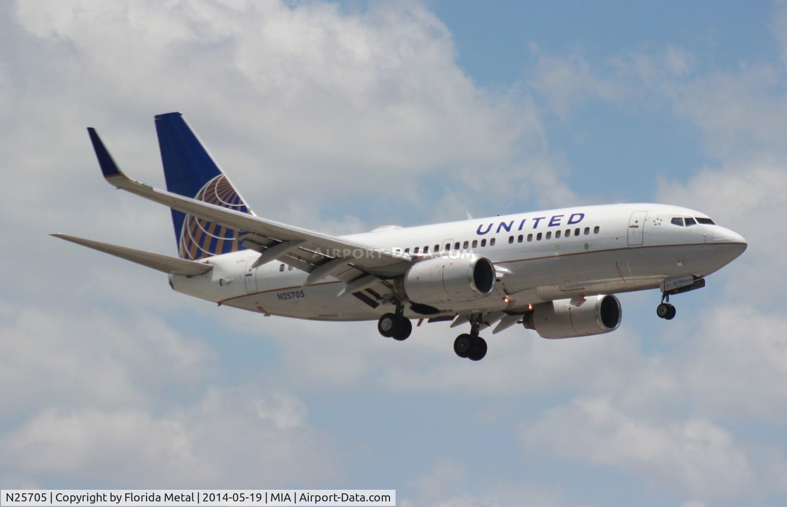 N25705, 1998 Boeing 737-724 C/N 28766, United