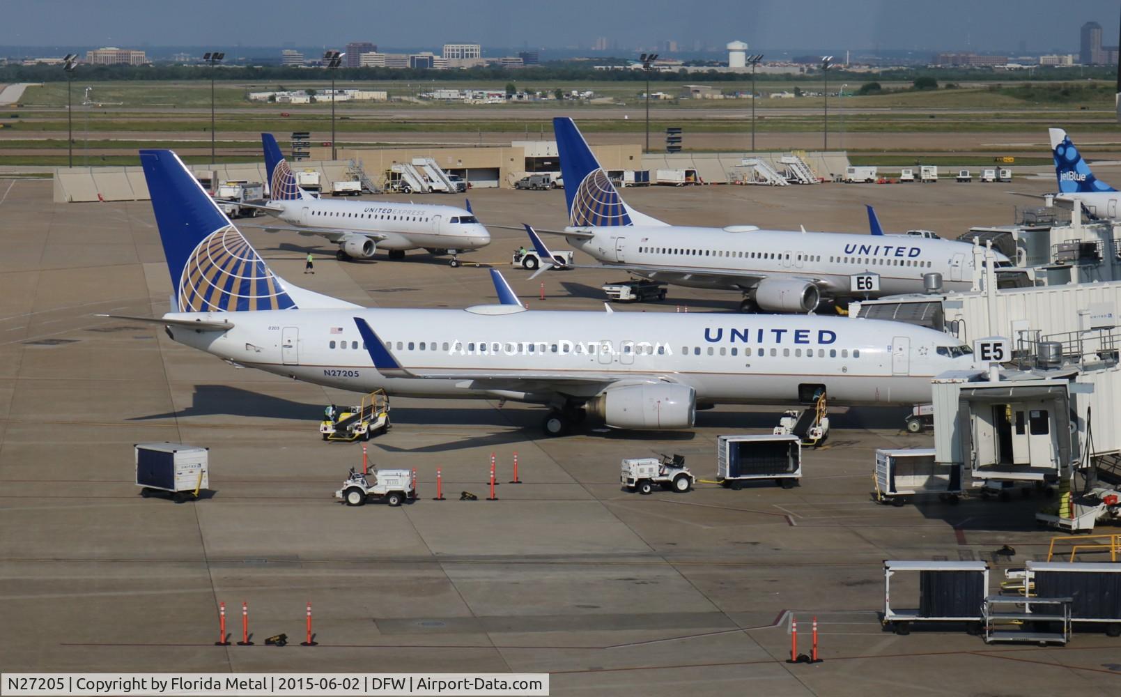 N27205, 2000 Boeing 737-824 C/N 30577, United