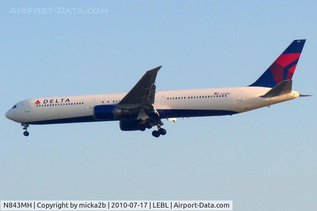N843MH, 2002 Boeing 767-432/ER C/N 29716, Landing