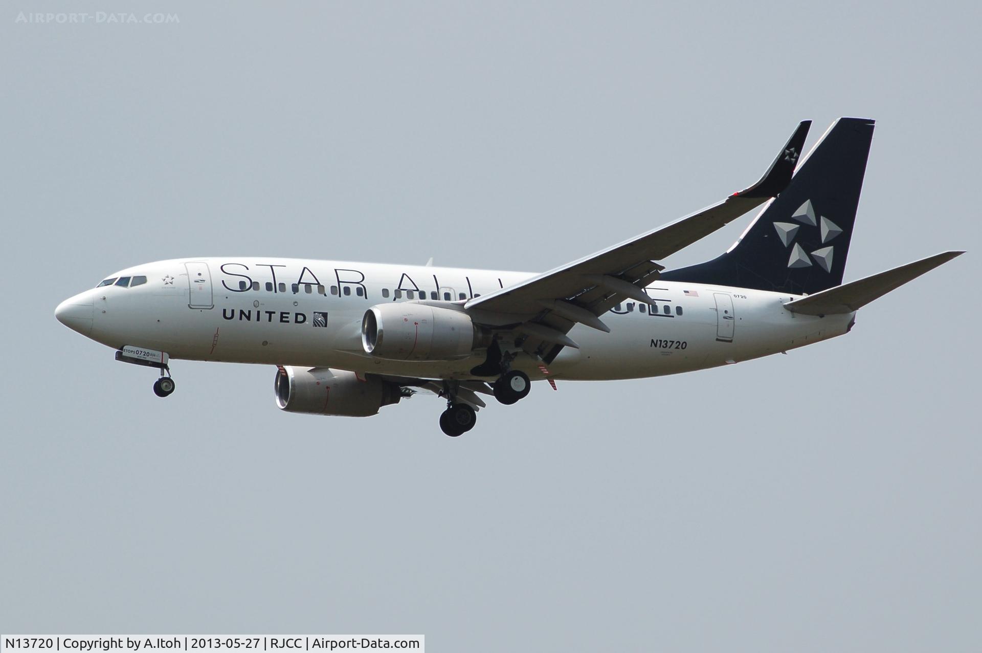 N13720, 1999 Boeing 737-724 C/N 28939, Final App Rwy 19L