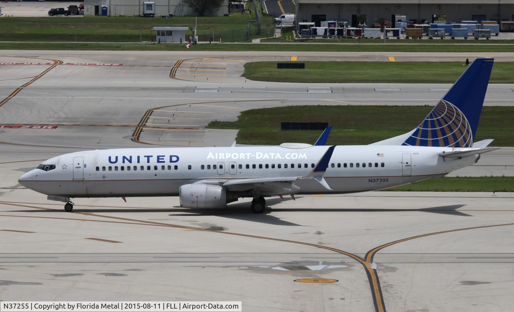 N37255, 2000 Boeing 737-824 C/N 30610, United