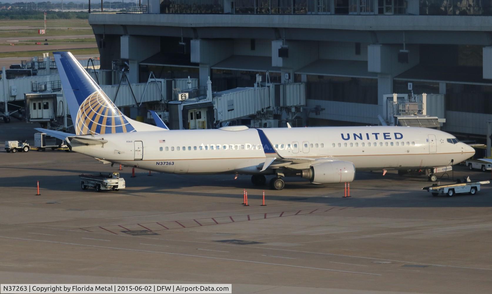N37263, 2001 Boeing 737-824 C/N 31583, United