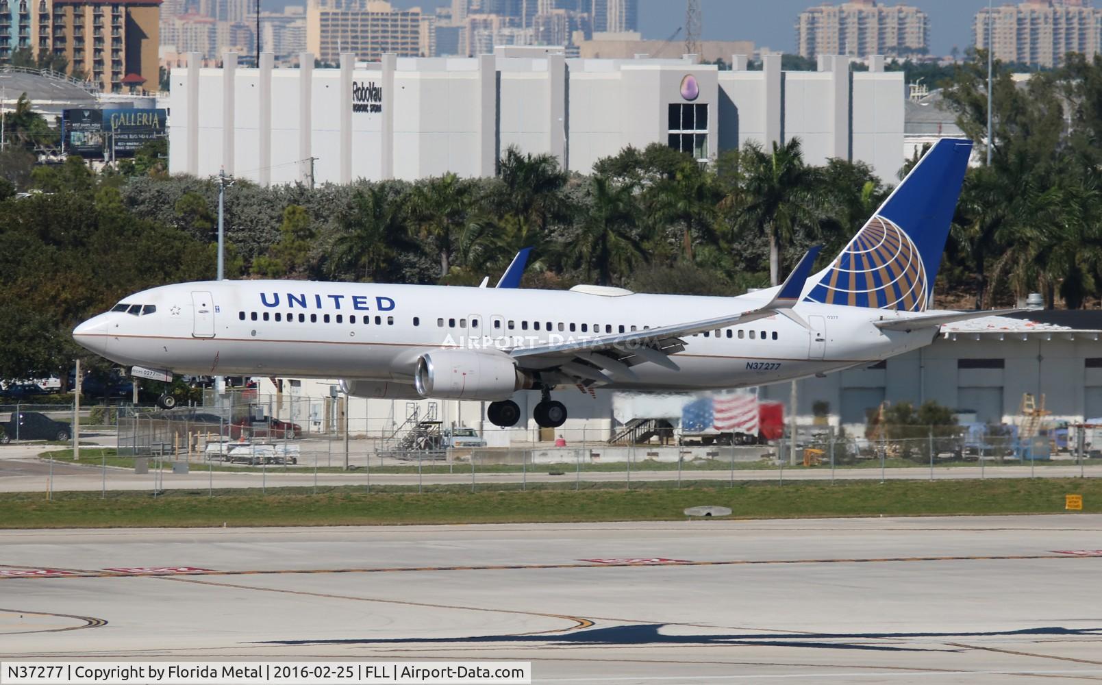 N37277, 2002 Boeing 737-824 C/N 31595, United