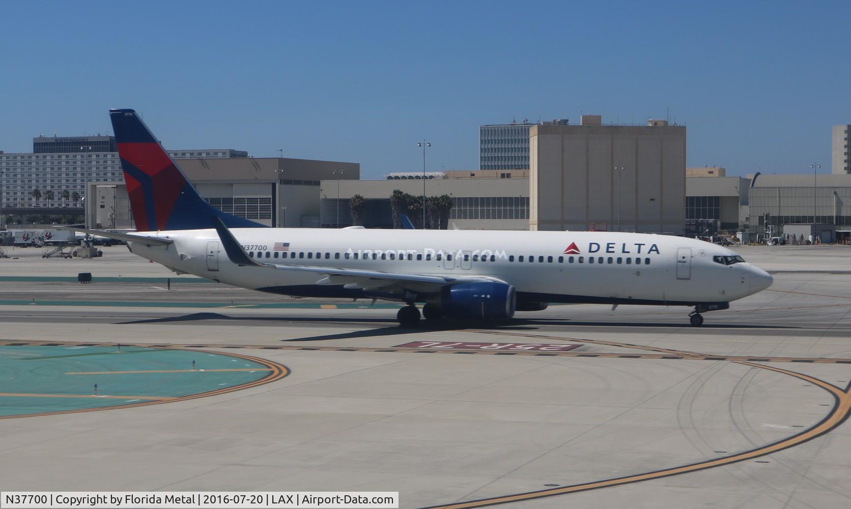 N37700, 2002 Boeing 737-832 C/N 29631, Delta