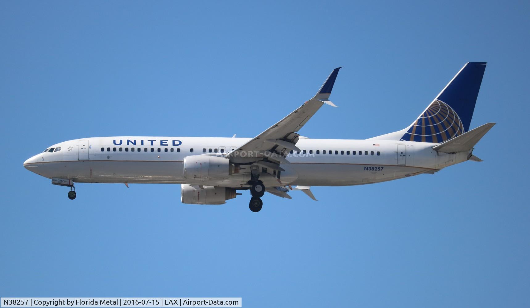 N38257, 2000 Boeing 737-824 C/N 30612, United