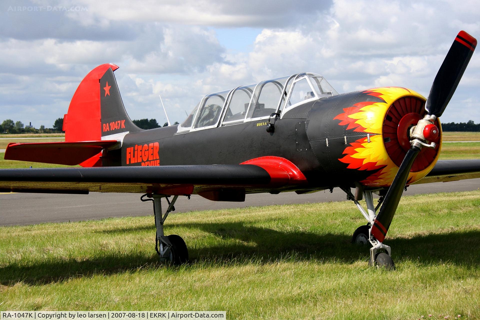 RA-1047K, Bacau Yak-52 C/N 811212, Roskilde Air Show 18.8.2007
