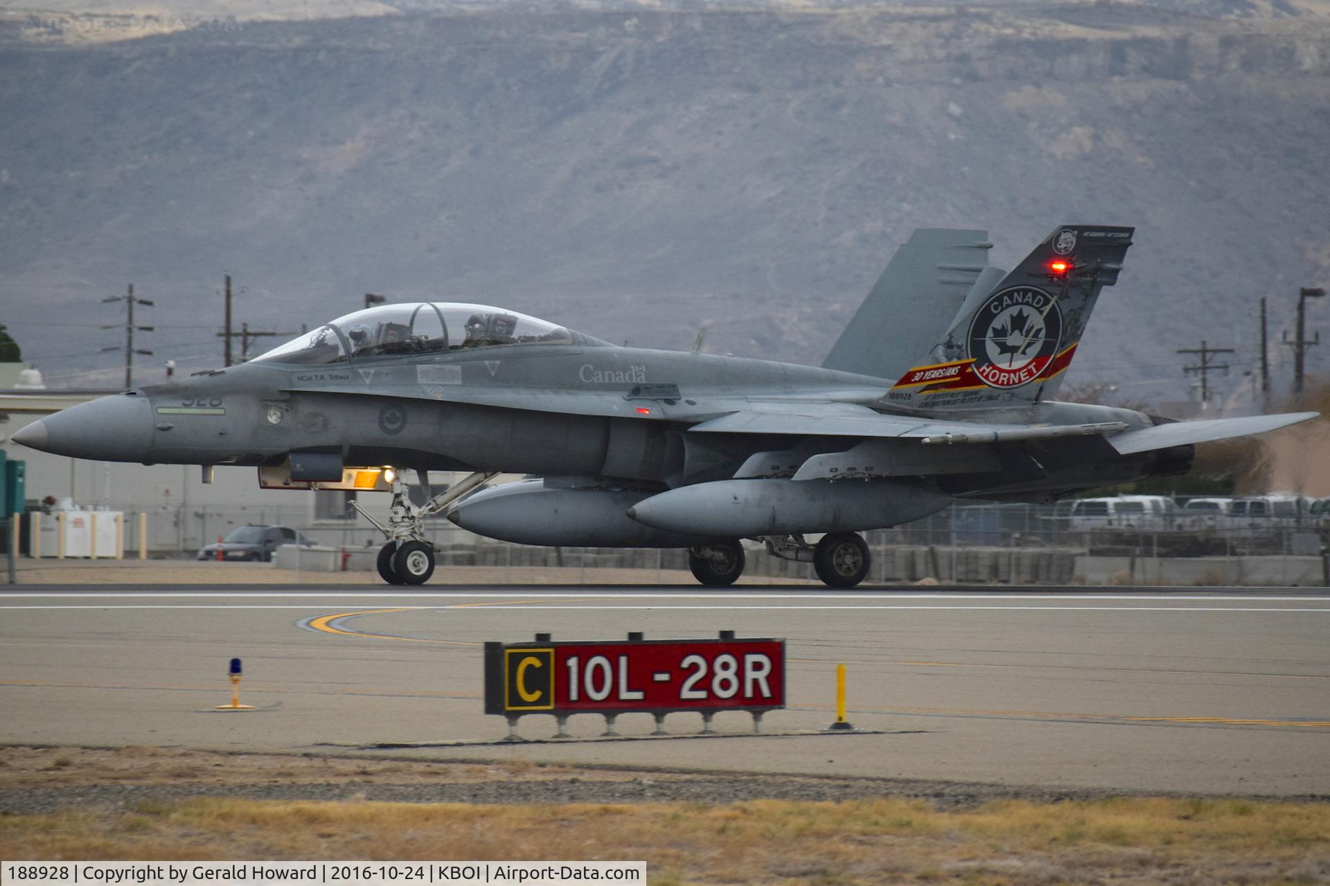 188928, 1988 McDonnell Douglas CF-188B Hornet C/N 688/B099, Taxi to ramp. 410 Sq., Cold Lake, Alberta, Canada.
