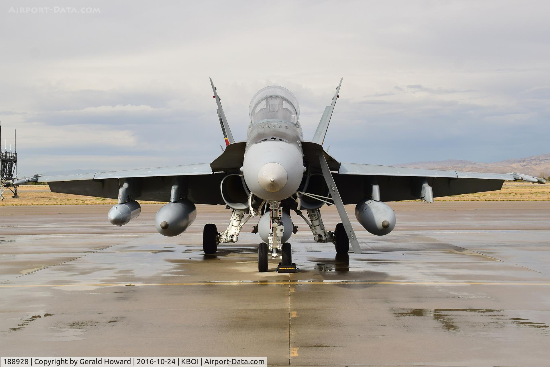 188928, 1988 McDonnell Douglas CF-188B Hornet C/N 688/B099, Front view.  410 Sq., Cold Lake, Alberta, Canada.