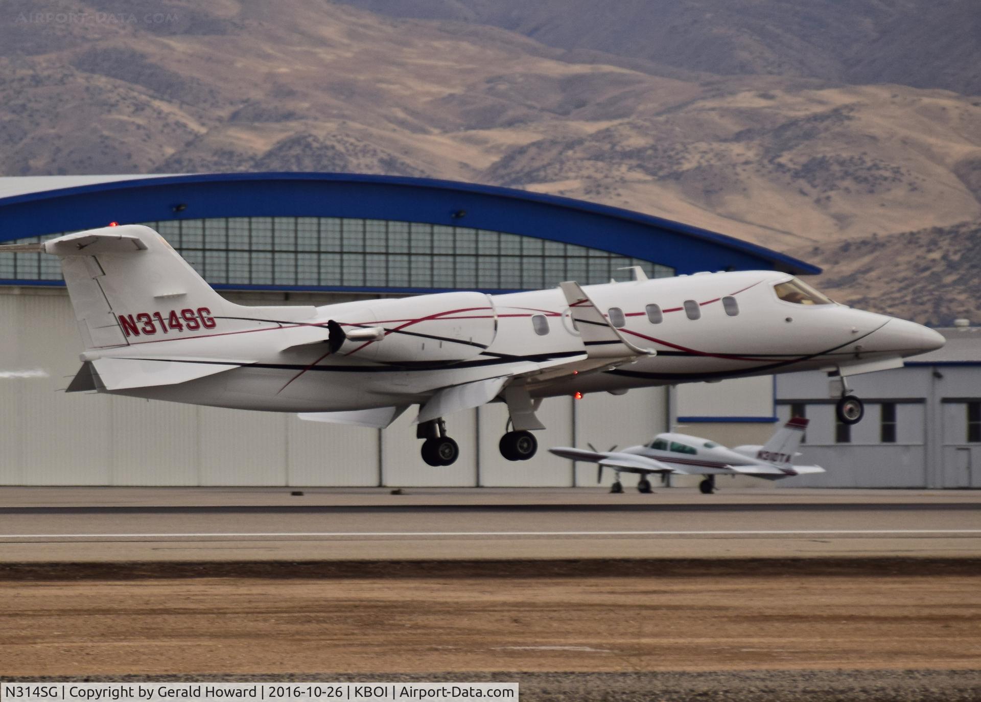 N314SG, 1997 Learjet Inc 31A C/N 133, Landing RWY 10R.