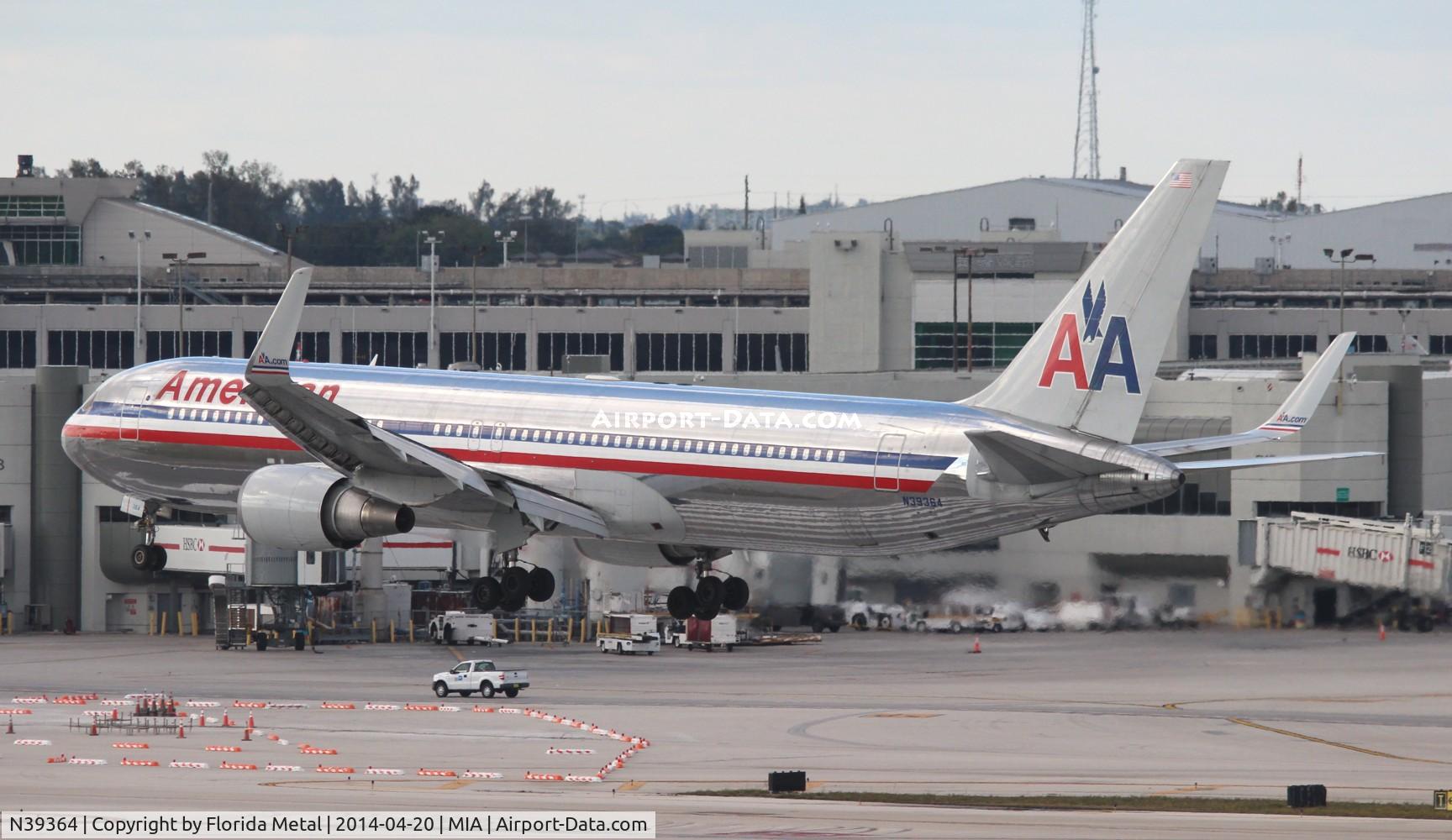 N39364, 1988 Boeing 767-323 C/N 24045, American