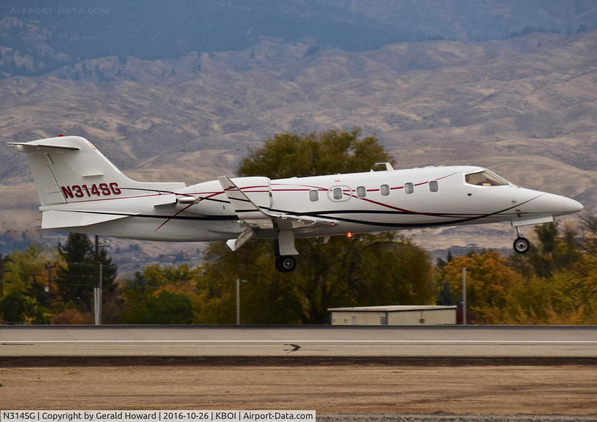 N314SG, 1997 Learjet Inc 31A C/N 133, Landing RWY 10R.