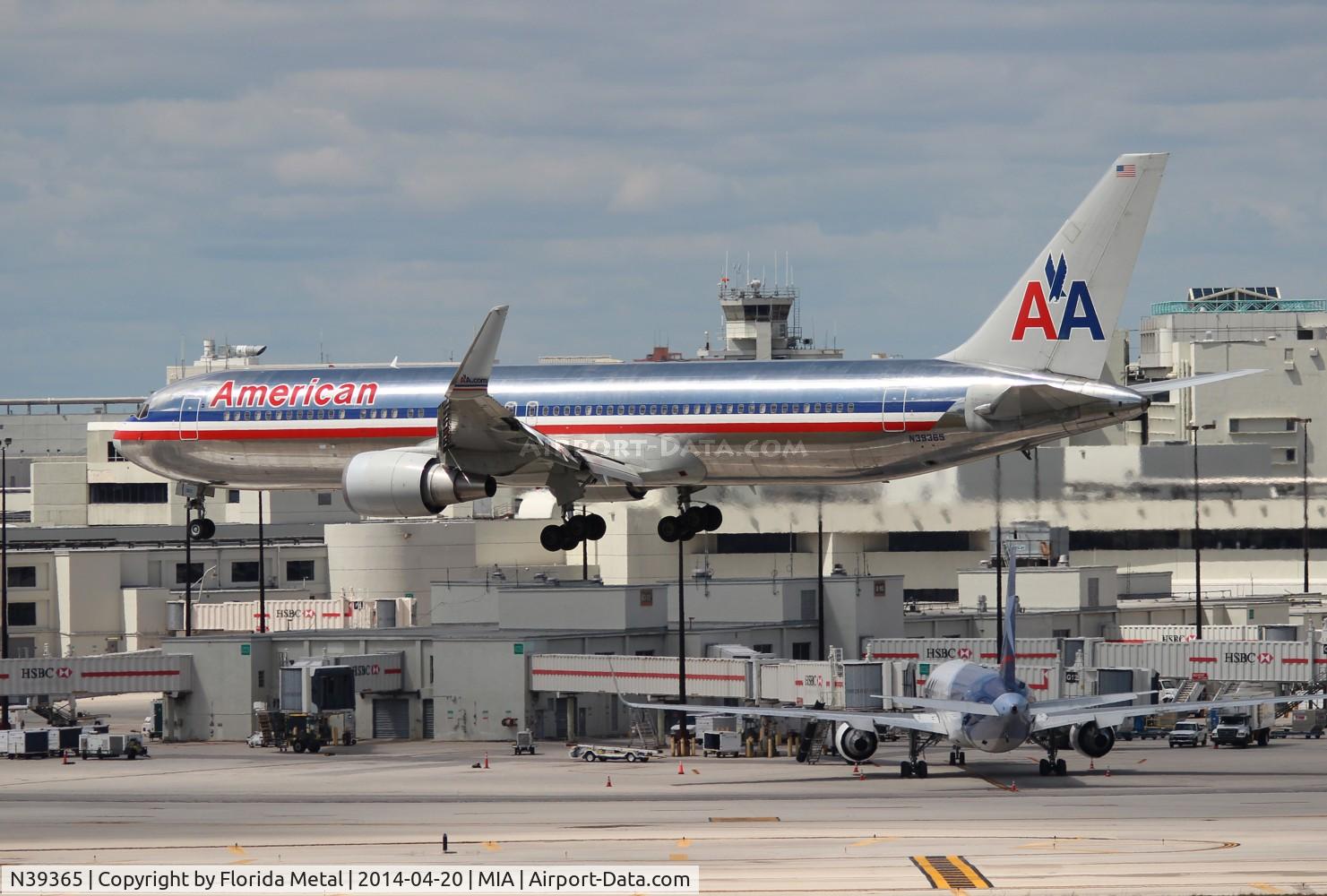N39365, 1988 Boeing 767-323 C/N 24046, American