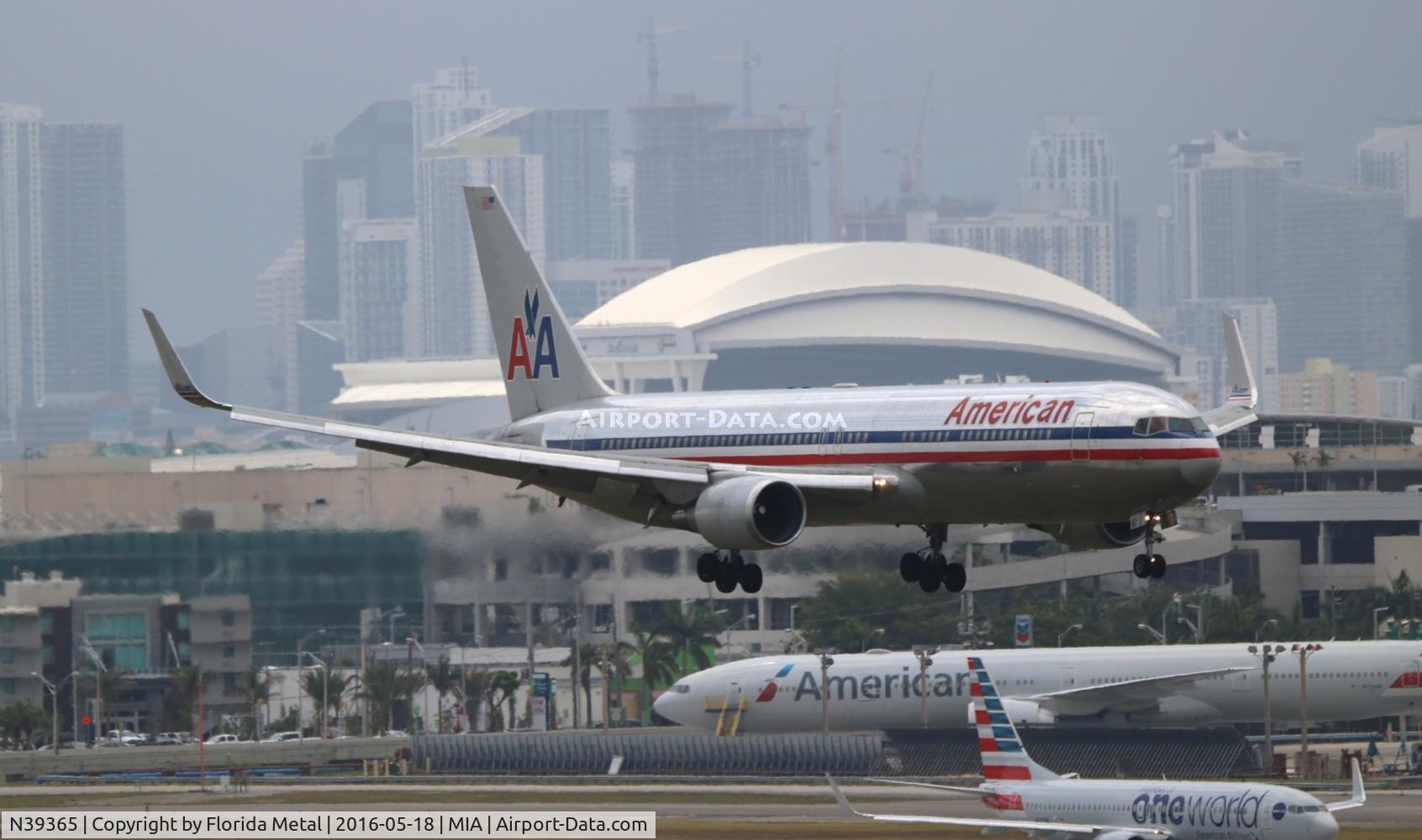 N39365, 1988 Boeing 767-323 C/N 24046, American