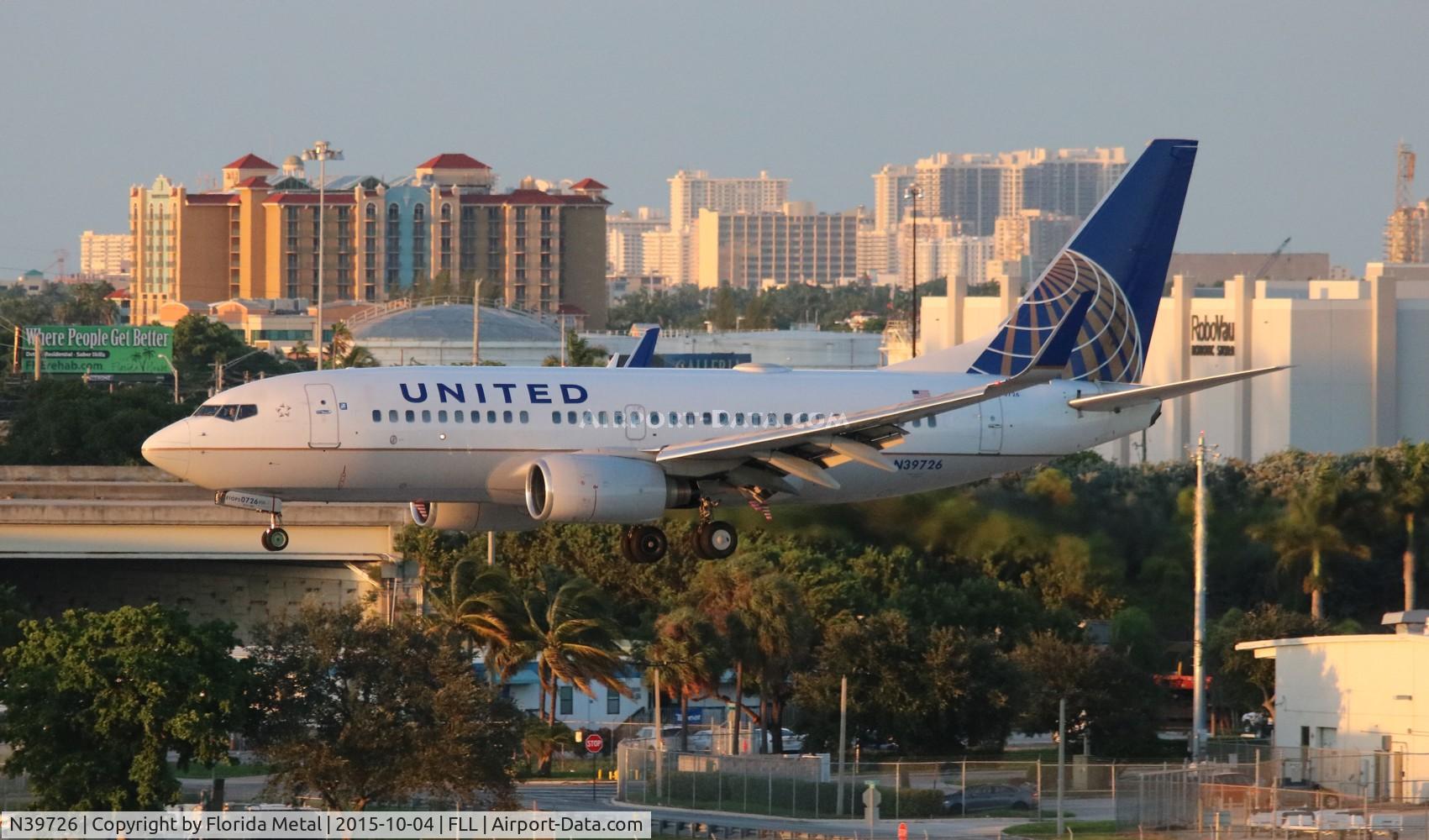 N39726, 1999 Boeing 737-724 C/N 28796, United