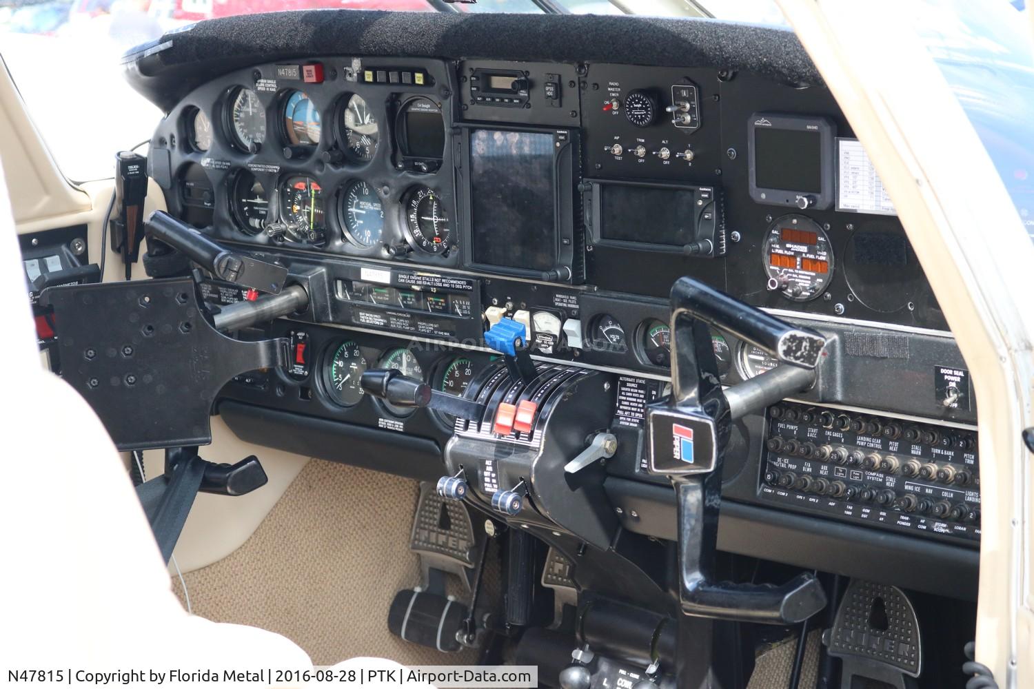 N47815, 1977 Piper PA-34-200T Seneca II C/N 34-7870004, Seneca cockpit