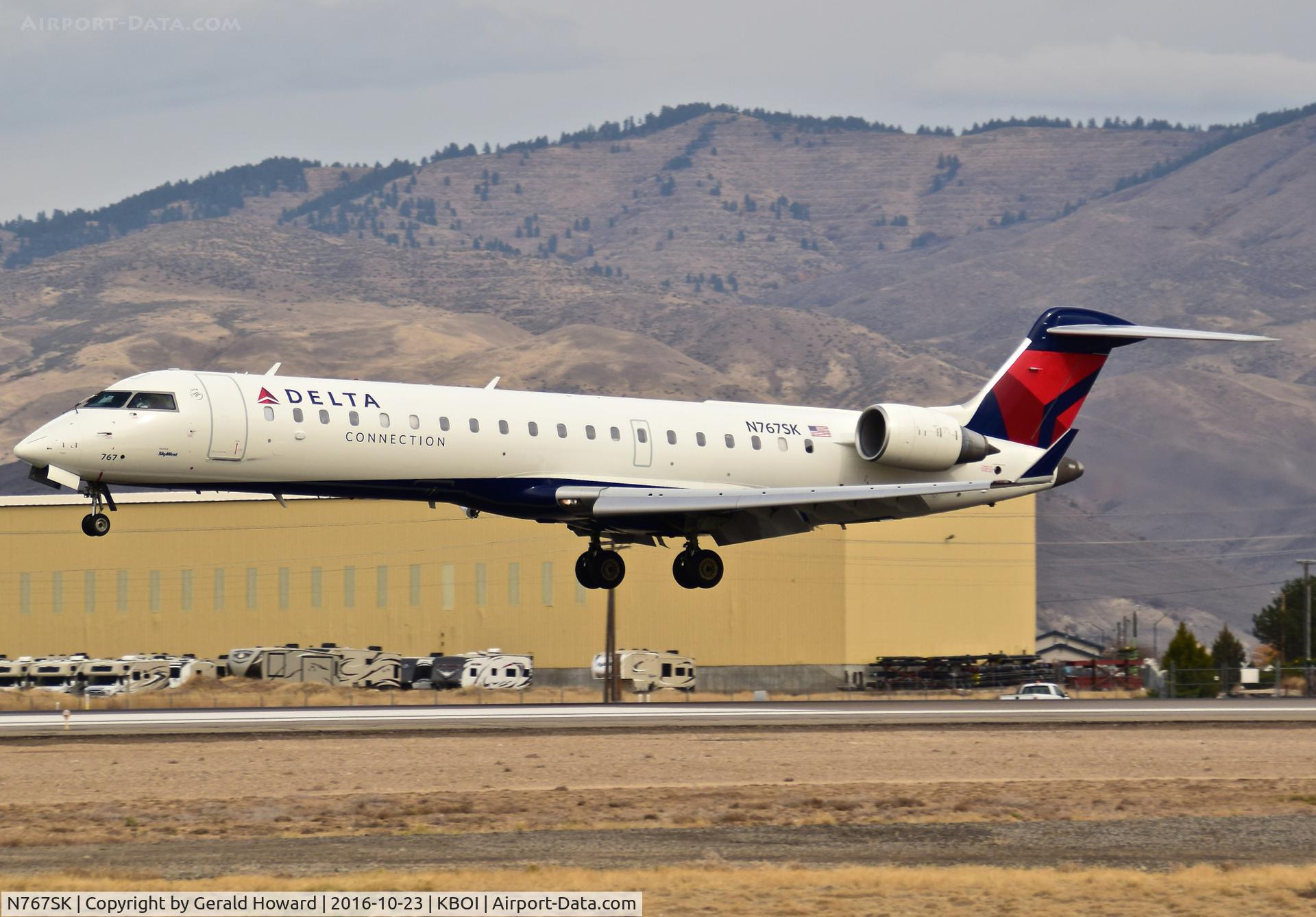 N767SK, 2005 Bombardier CRJ-702 (CL-600-2C10) Regional Jet C/N 10233, Landing RWY 28R.