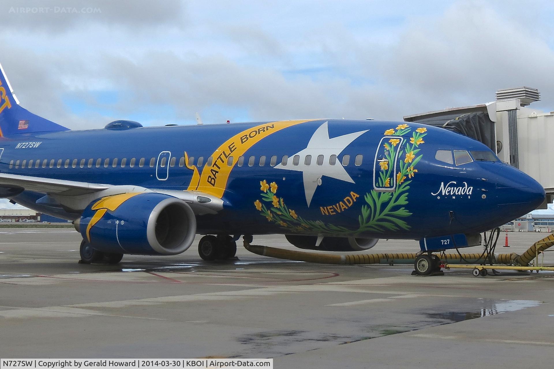 N727SW, 1999 Boeing 737-7H4 C/N 27859, Parked at the gate.