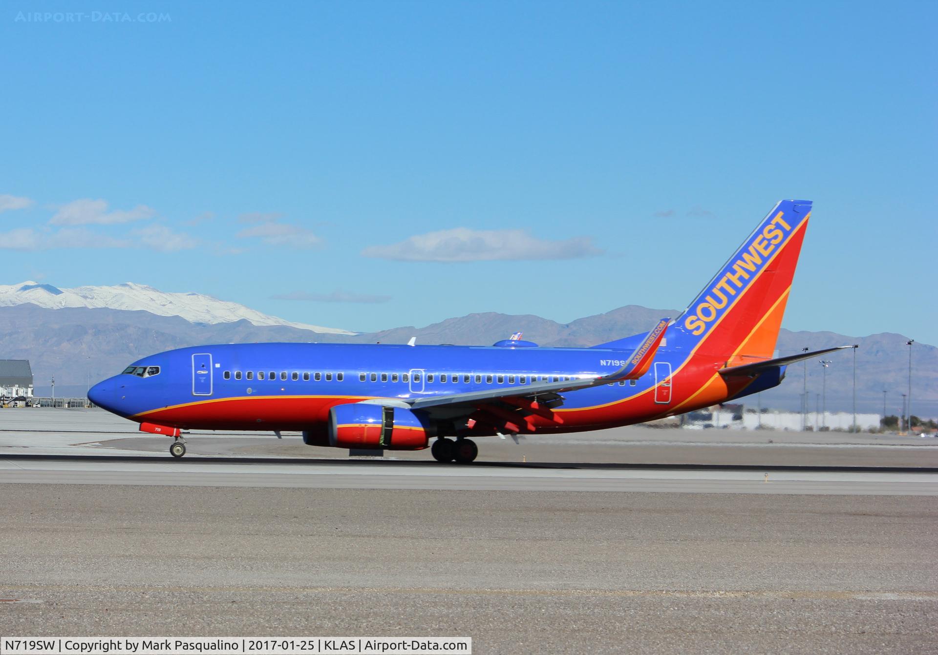 N719SW, 1998 Boeing 737-7H4 C/N 27853, Boeing 737-700