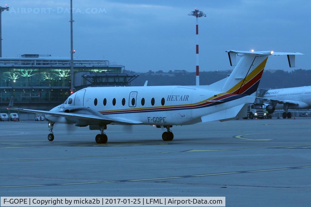 F-GOPE, 1994 Beech 1900D C/N UE-103, Taxiing