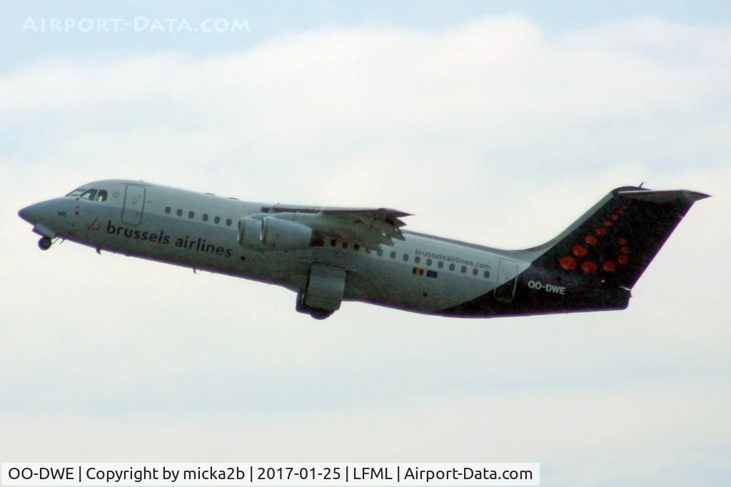 OO-DWE, 1998 British Aerospace Avro 146-RJ100 C/N E3327, Take off