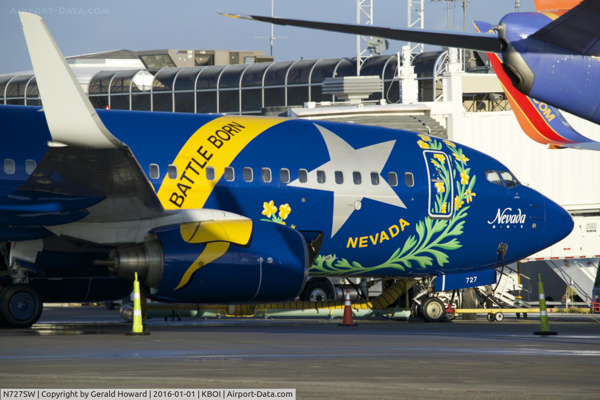 N727SW, 1999 Boeing 737-7H4 C/N 27859, Parked at the gate.