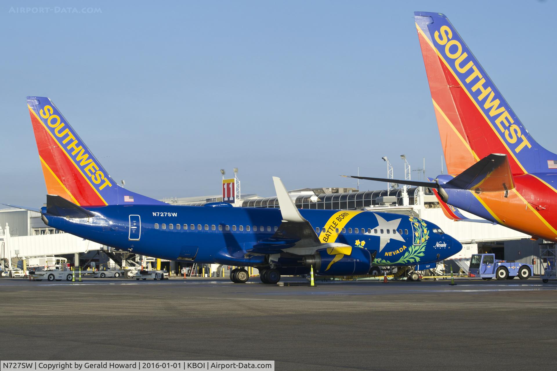 N727SW, 1999 Boeing 737-7H4 C/N 27859, Parked at the gate.
