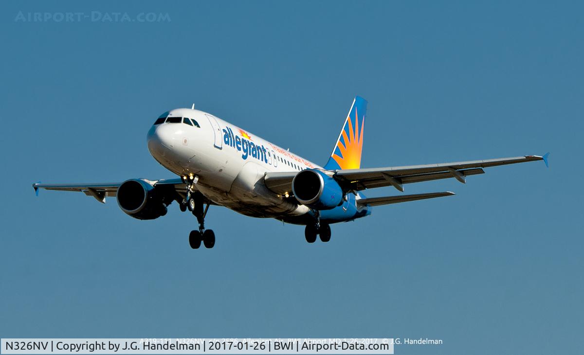 N326NV, 2005 Airbus A319-111 C/N 2586, On approach to 33L.
