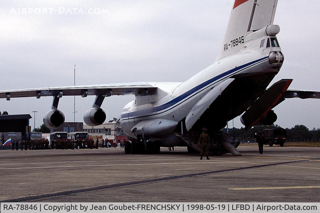 RA-78846, 1990 Ilyushin IL-76MD C/N 1003403115, Russian Federation Air Force parking Fox,  ??????? boarding.