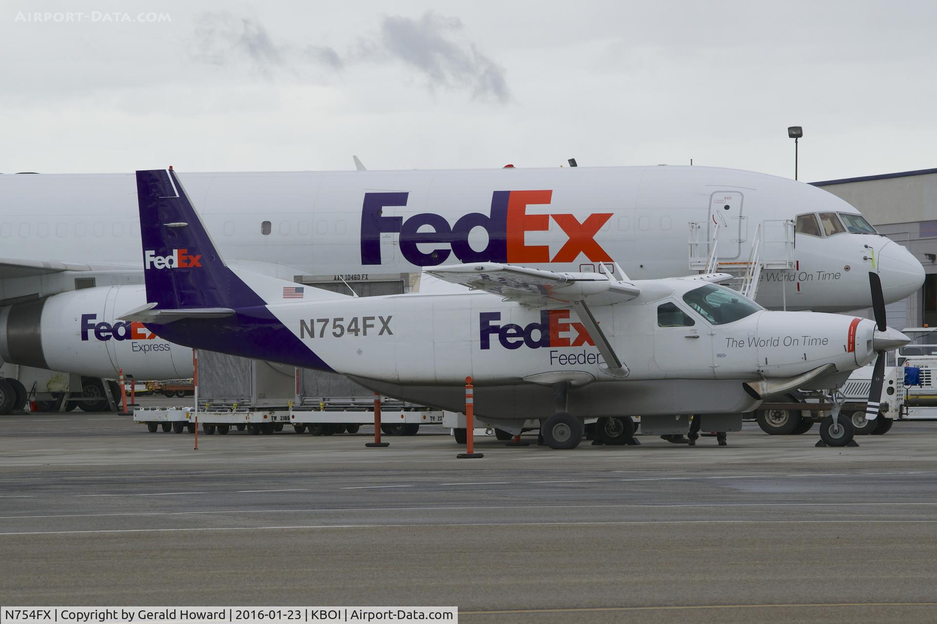 N754FX, 1996 Cessna 208B C/N 208B0526, Unloading on the FedEx ramp.