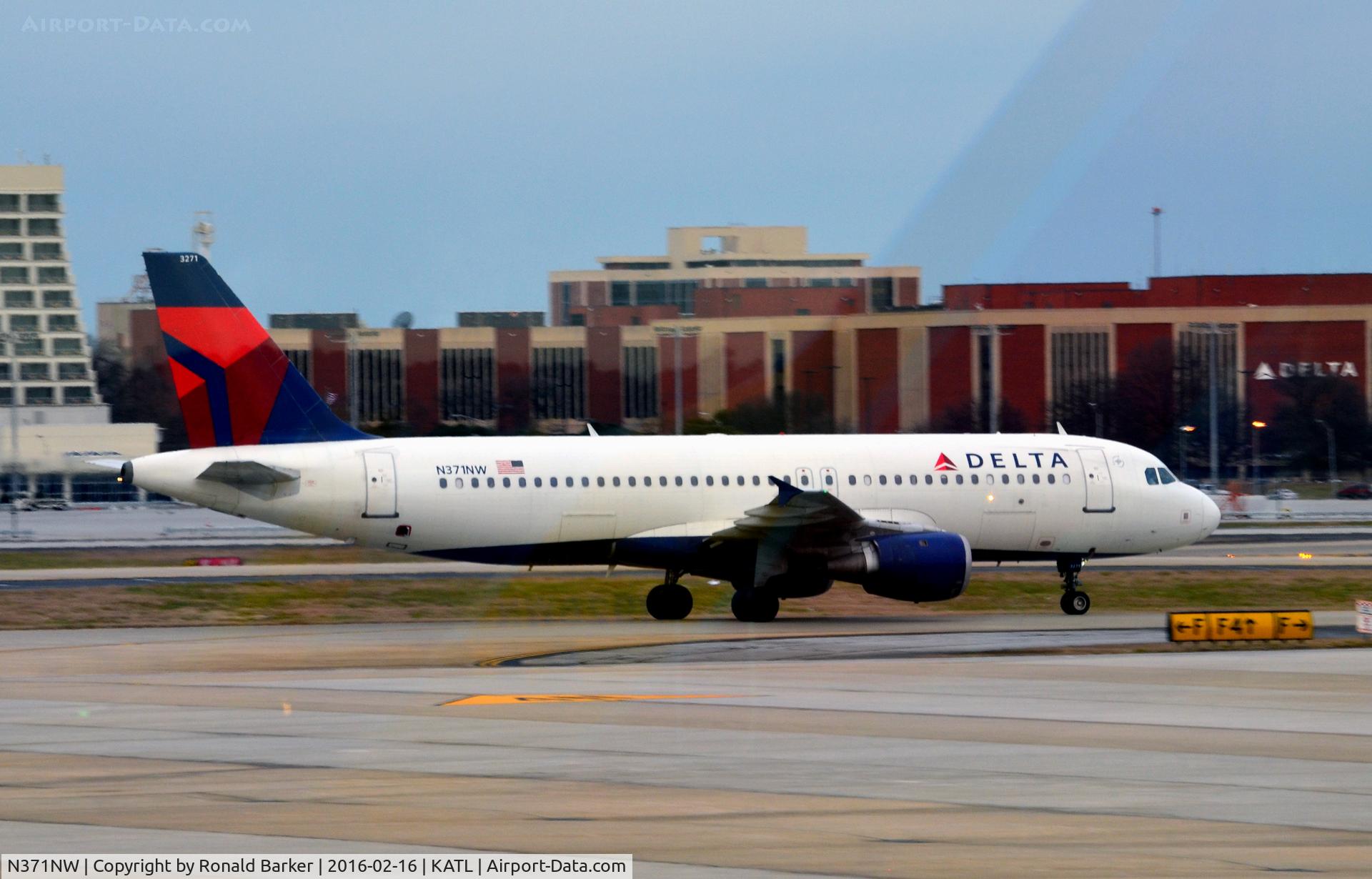 N371NW, 2001 Airbus A320-212 C/N 1535, Taxi Atlanta