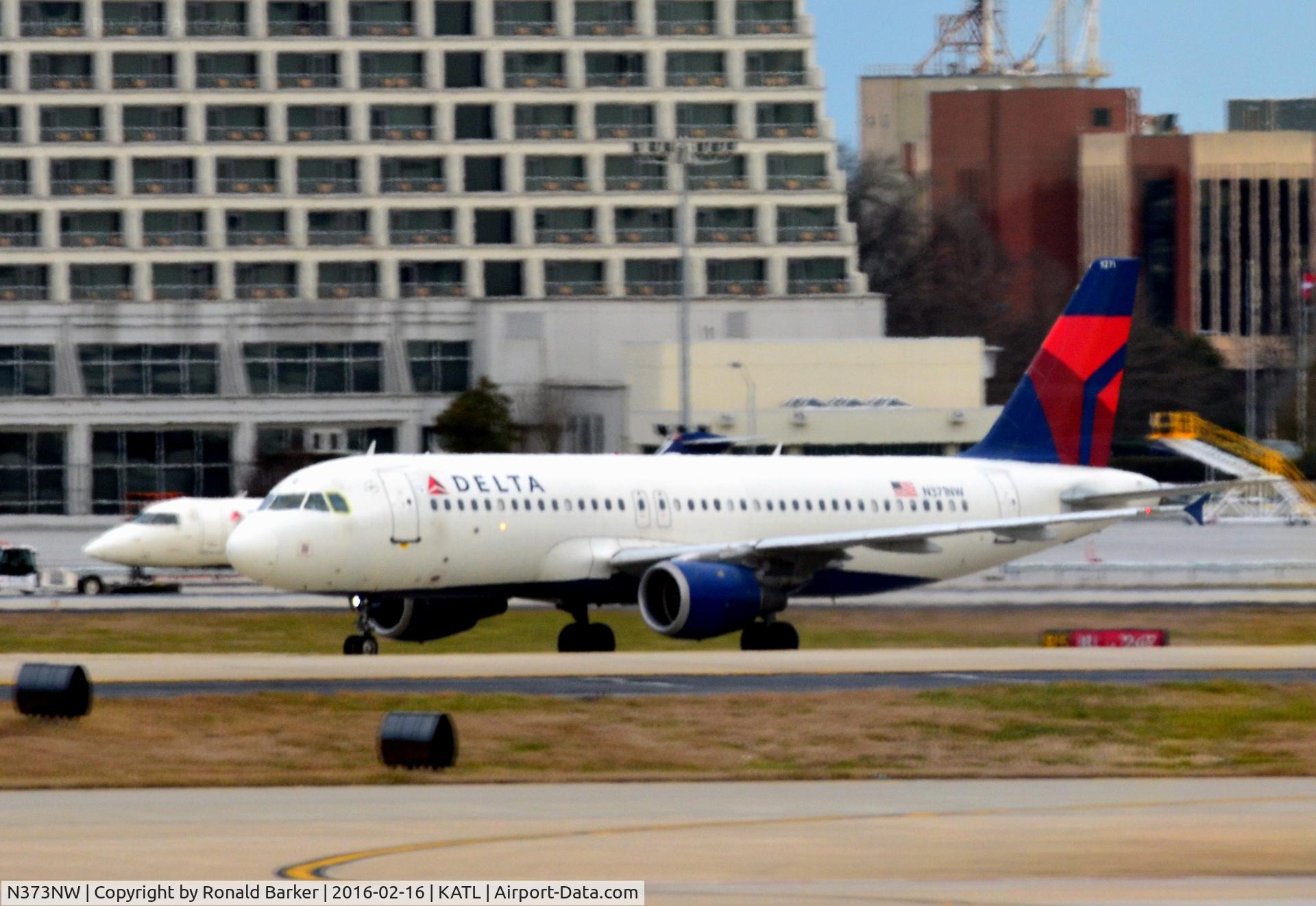 N373NW, 2001 Airbus A320-212 C/N 1641, Taxi Atlanta
