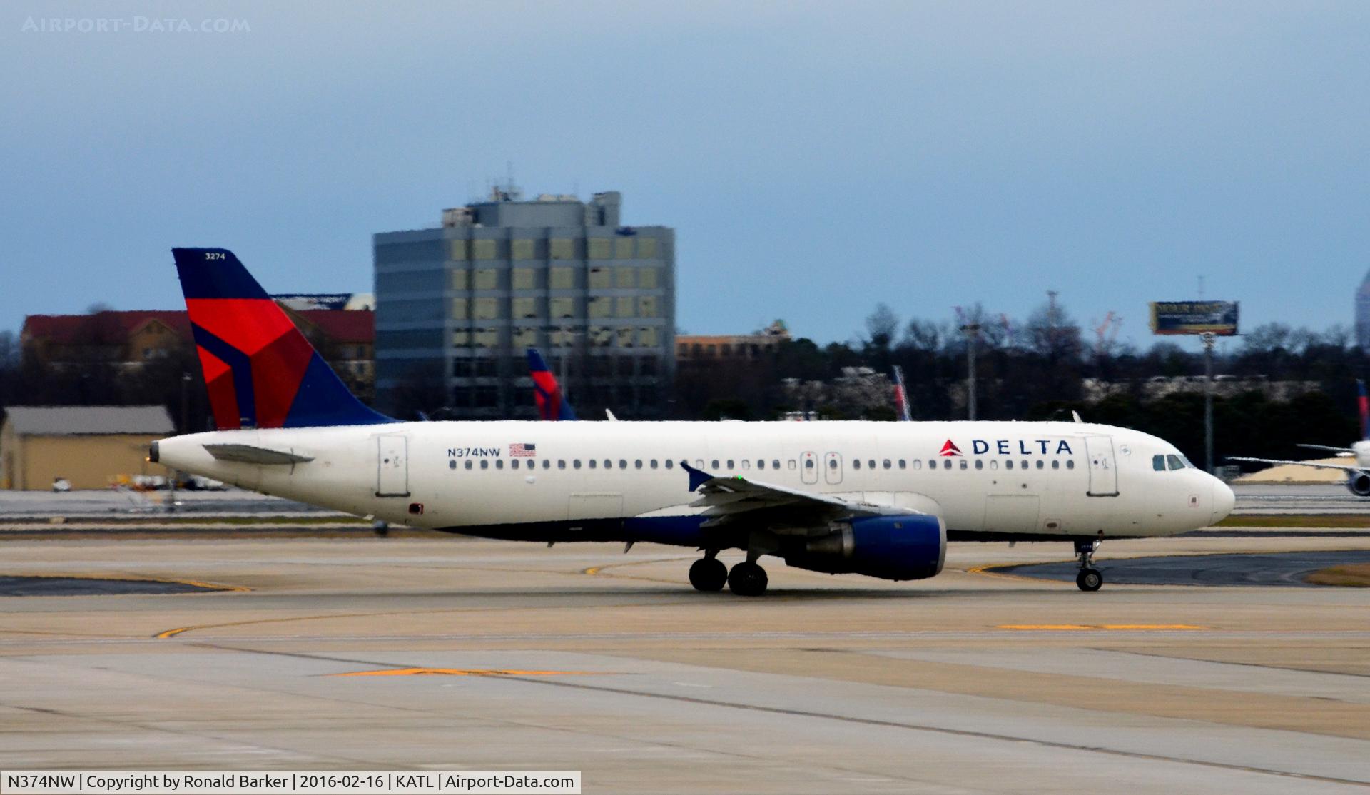 N374NW, 2001 Airbus A320-212 C/N 1646, Taxi Atlanta