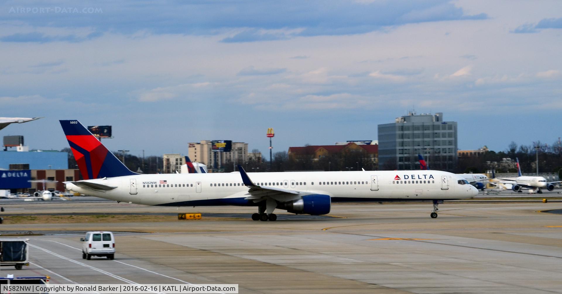 N582NW, 2002 Boeing 757-351 C/N 32981, Taxi Atlanta