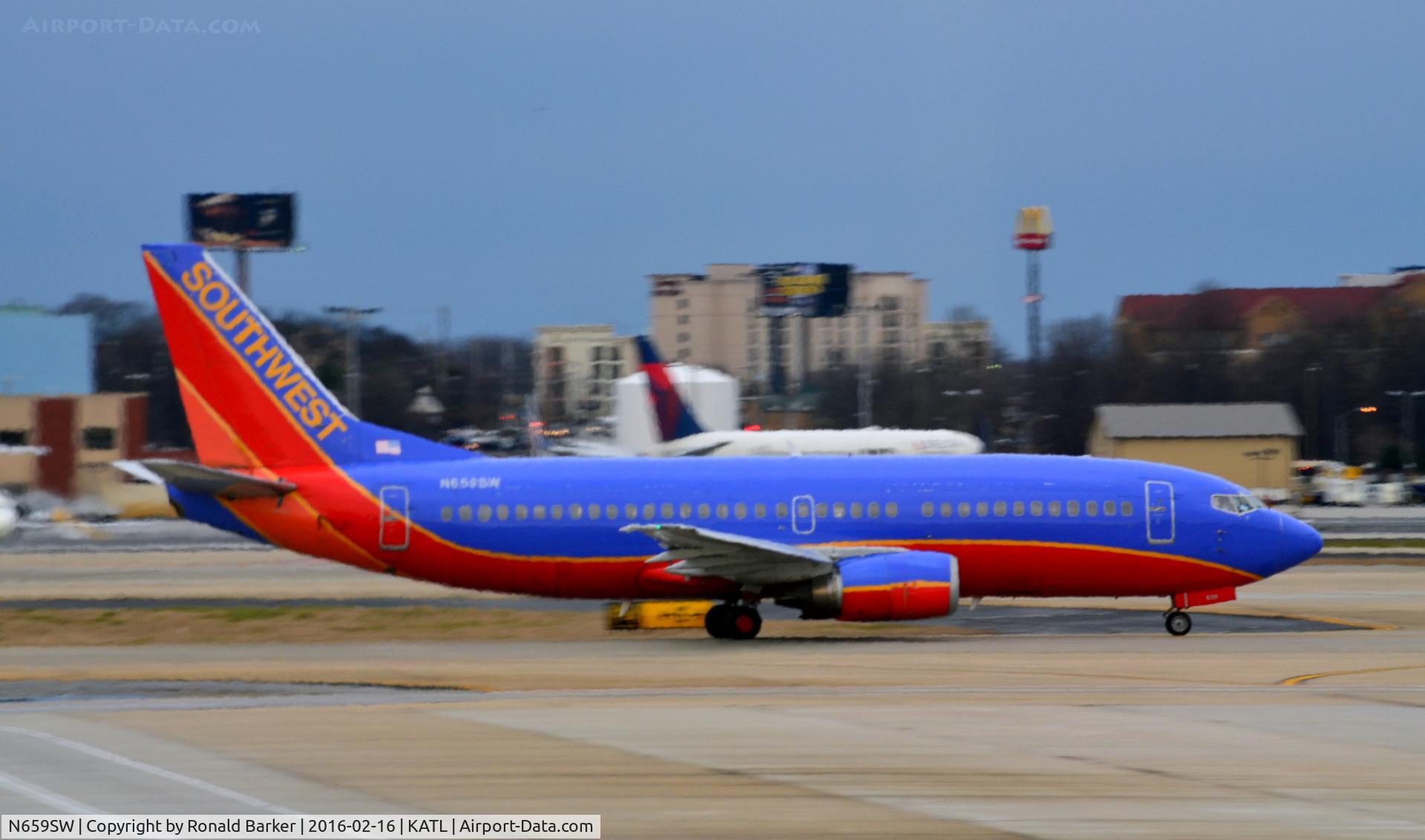 N659SW, 1985 Boeing 737-301 C/N 23229, Taxi Atlanta