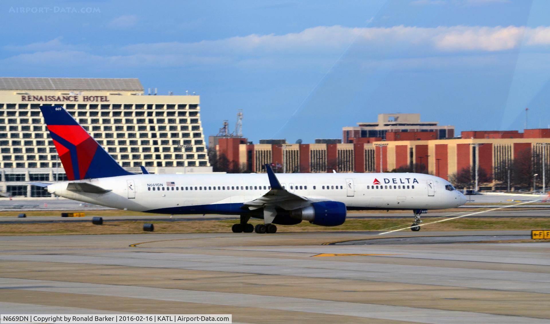 N669DN, 1991 Boeing 757-232 C/N 25142, Taxi Atlanta