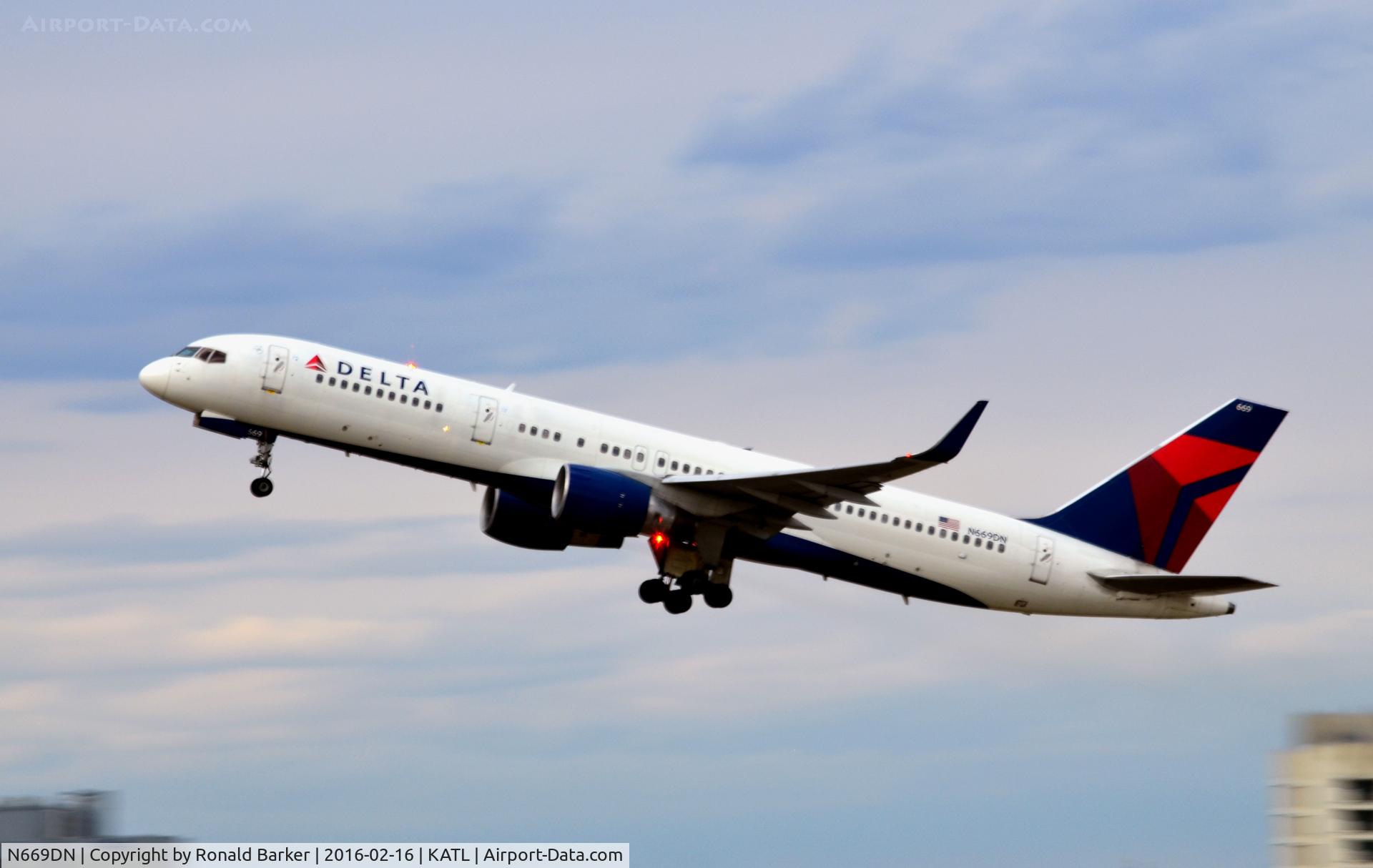 N669DN, 1991 Boeing 757-232 C/N 25142, Takeoff Atlanta