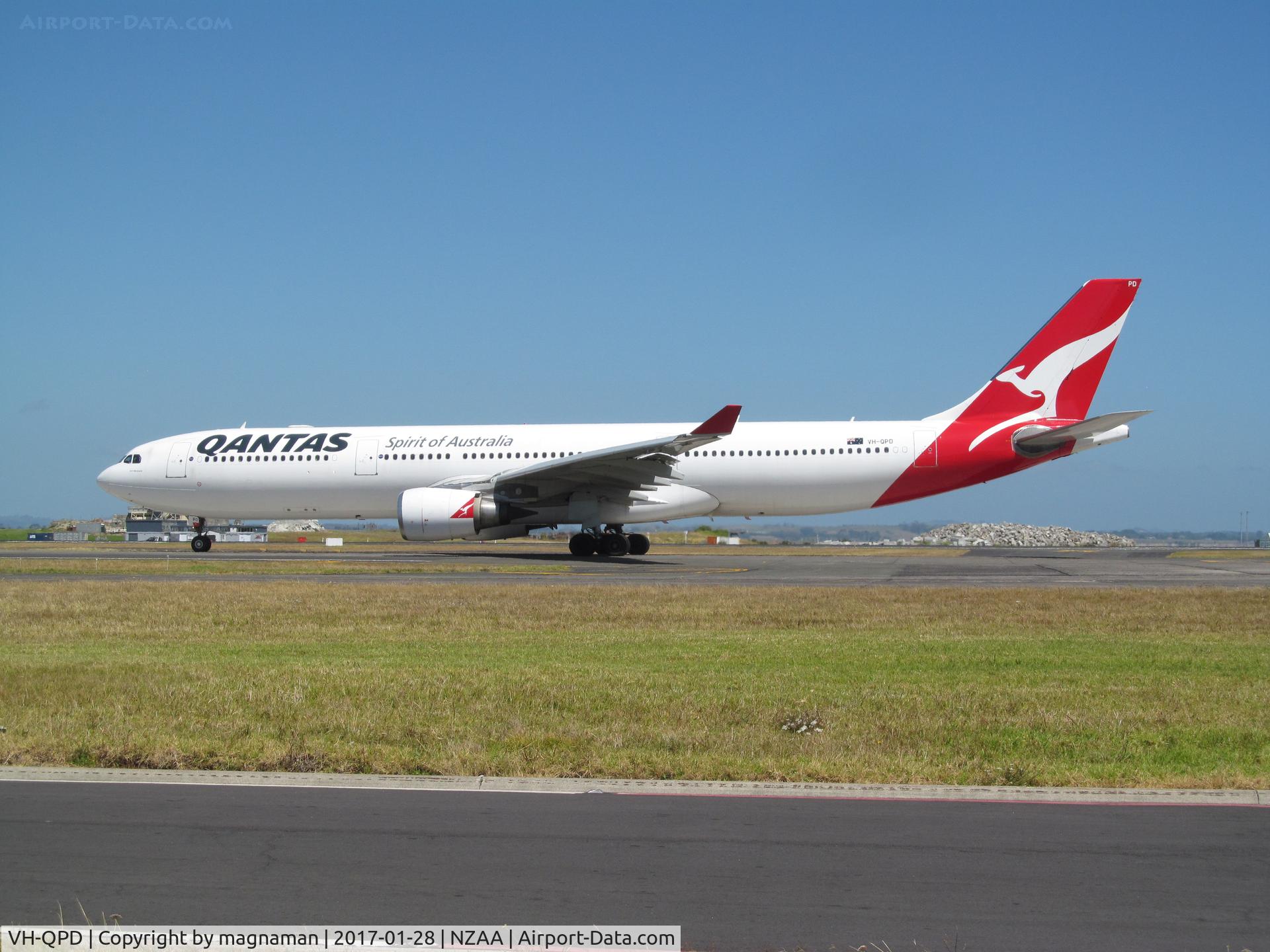 VH-QPD, 2004 Airbus A330-303 C/N 0574, leaving for Oz