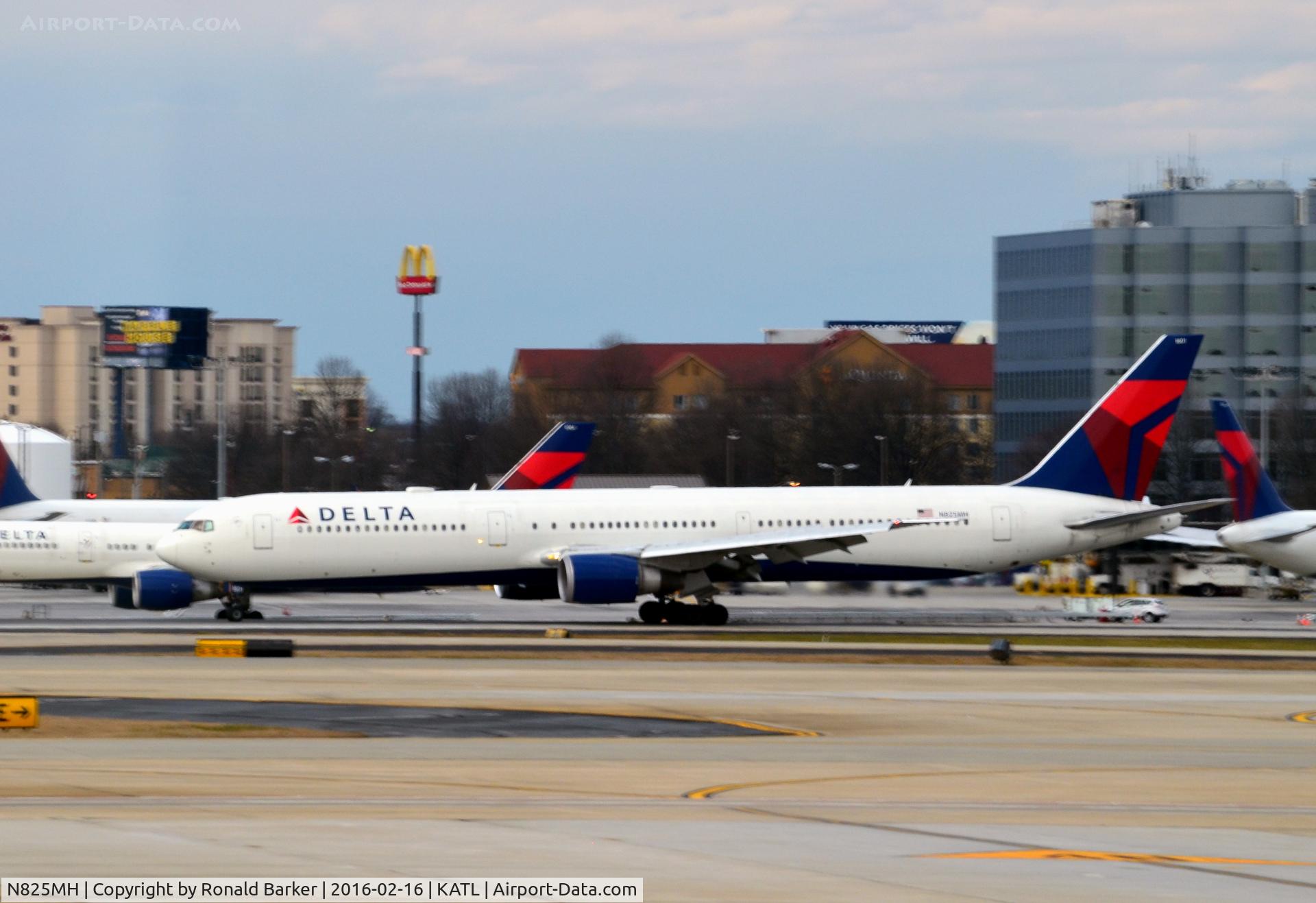 N825MH, 1999 Boeing 767-432/ER C/N 29703, Landing Atlanta