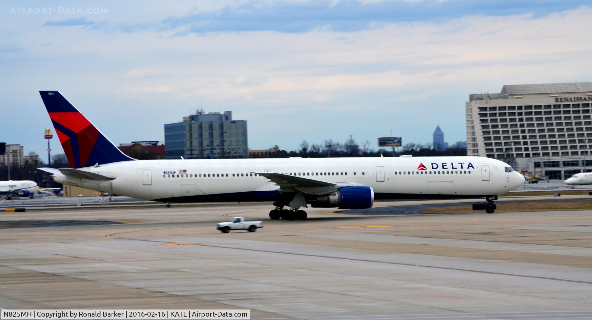 N825MH, 1999 Boeing 767-432/ER C/N 29703, Taxi to park Atlanta