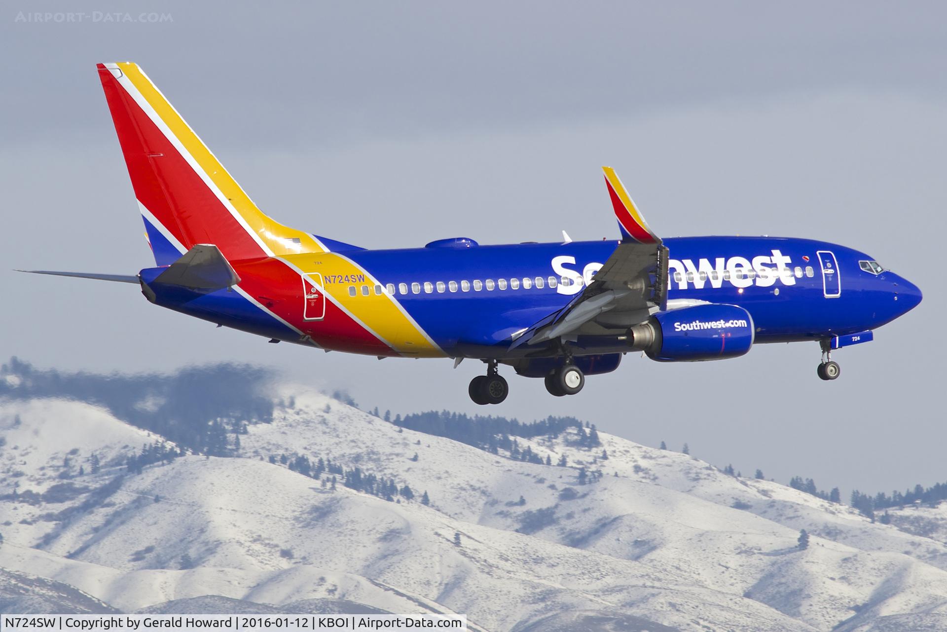 N724SW, 1999 Boeing 737-7H4 C/N 27856, Landing RWY 10L.